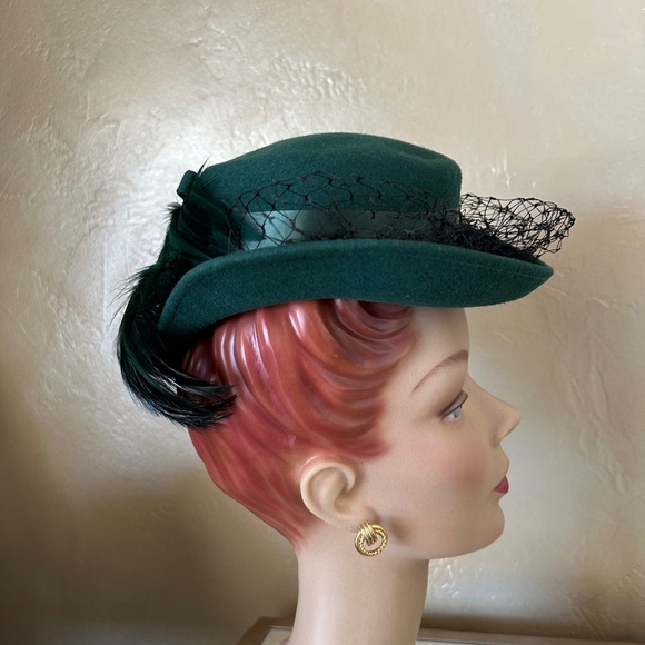 JAUNTY 1940\'s EMERALD GREEN FELT HAT WITH FEATHERS & HALF VEIL main image 10